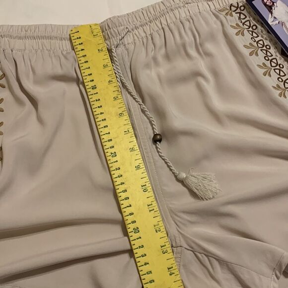 Sound/Style Size XL cream shorts with brown and tan embroidery down each side. - Picture 12 of 13